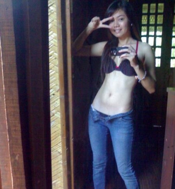 Gadis SMA selfie bugil menggunakan bra warna hitam